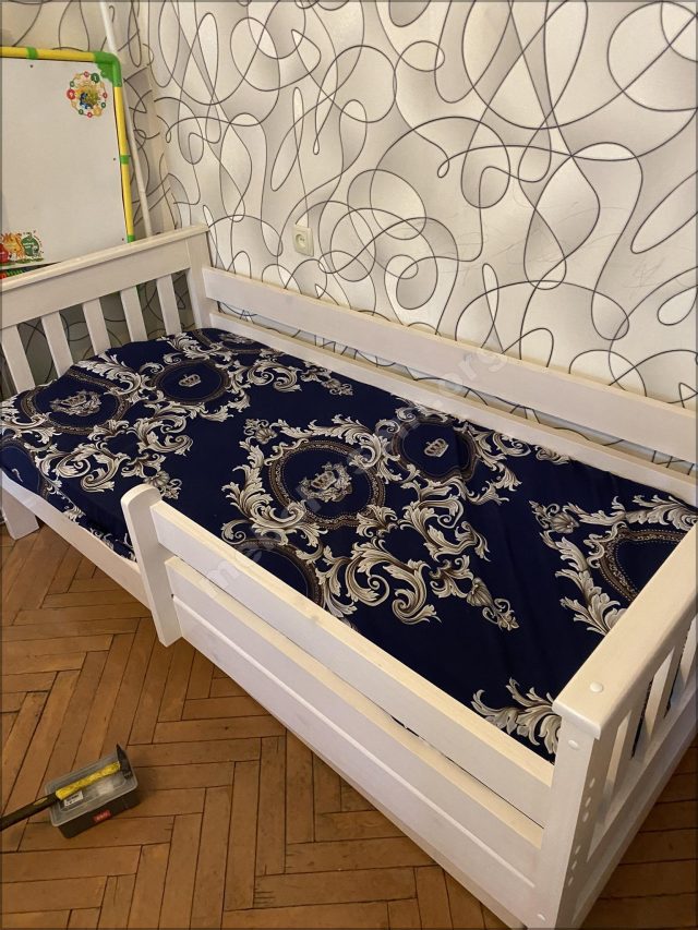 Кровать детская из массива