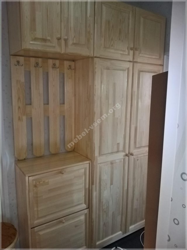 Прихожая из массива сосны