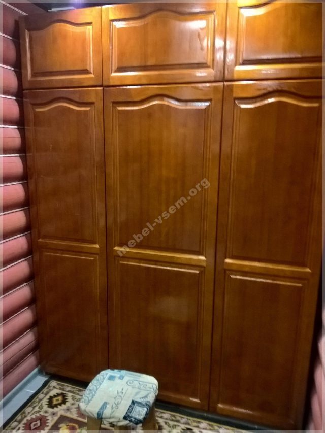 Шкаф деревянный